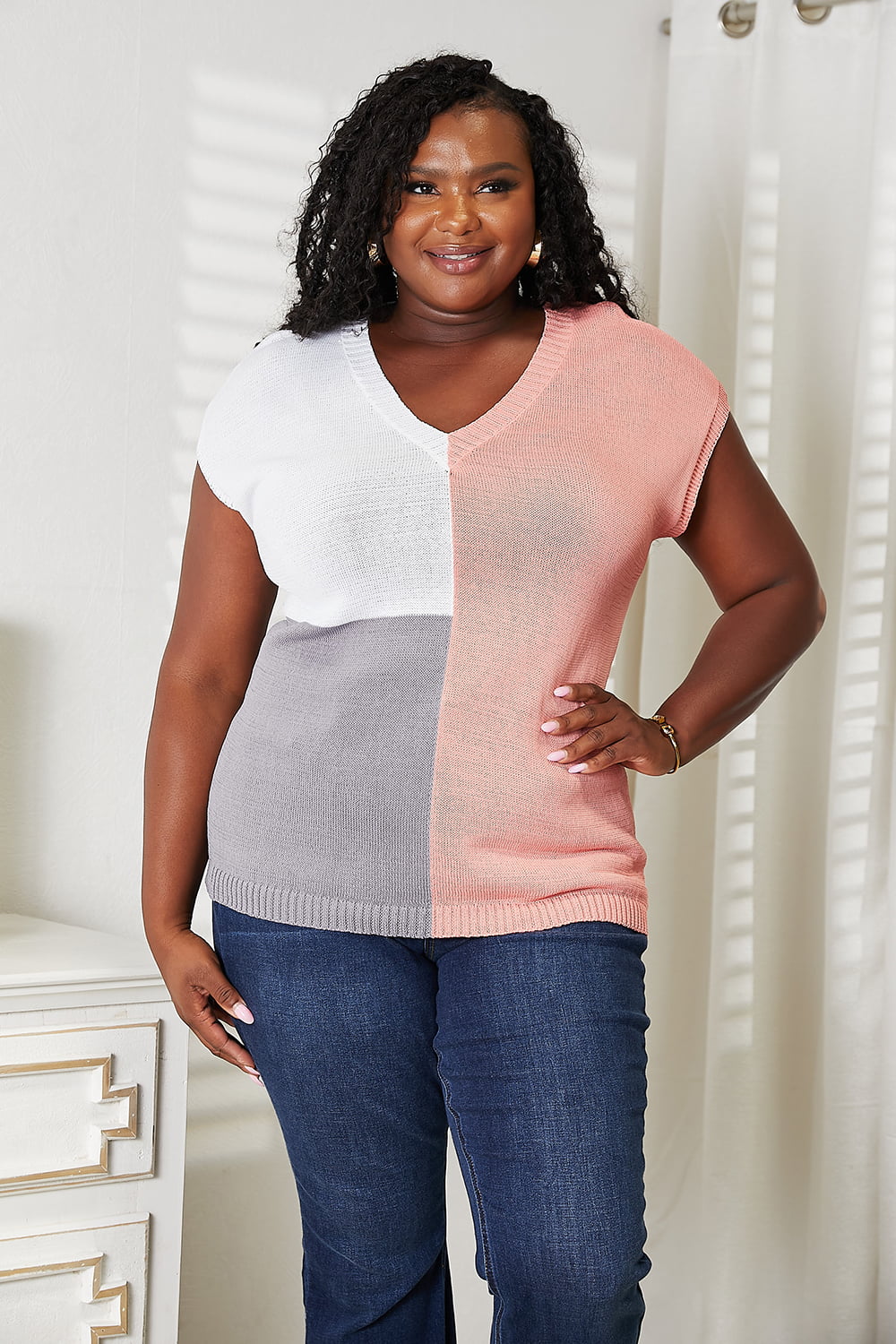 Top de punto con cuello en V y bloques de color