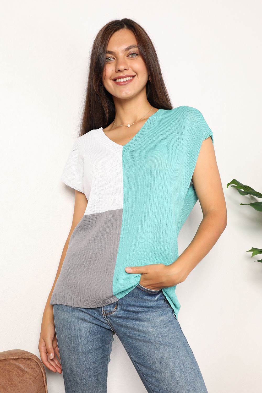 Top de punto con cuello en V y bloques de color