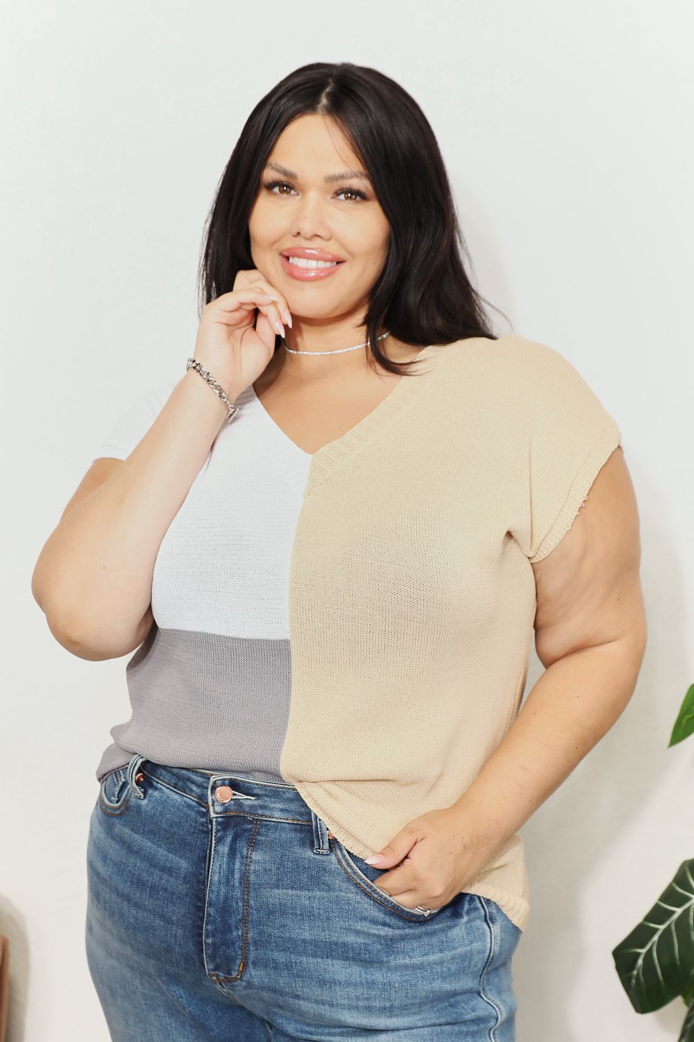 Top de punto con cuello en V y bloques de color