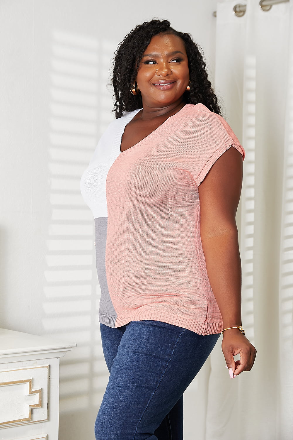 Top de punto con cuello en V y bloques de color