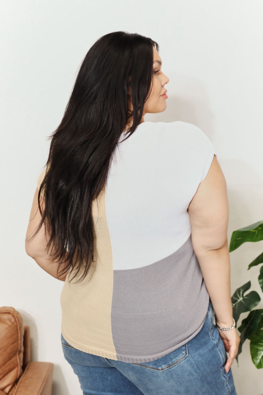 Top de punto con cuello en V y bloques de color