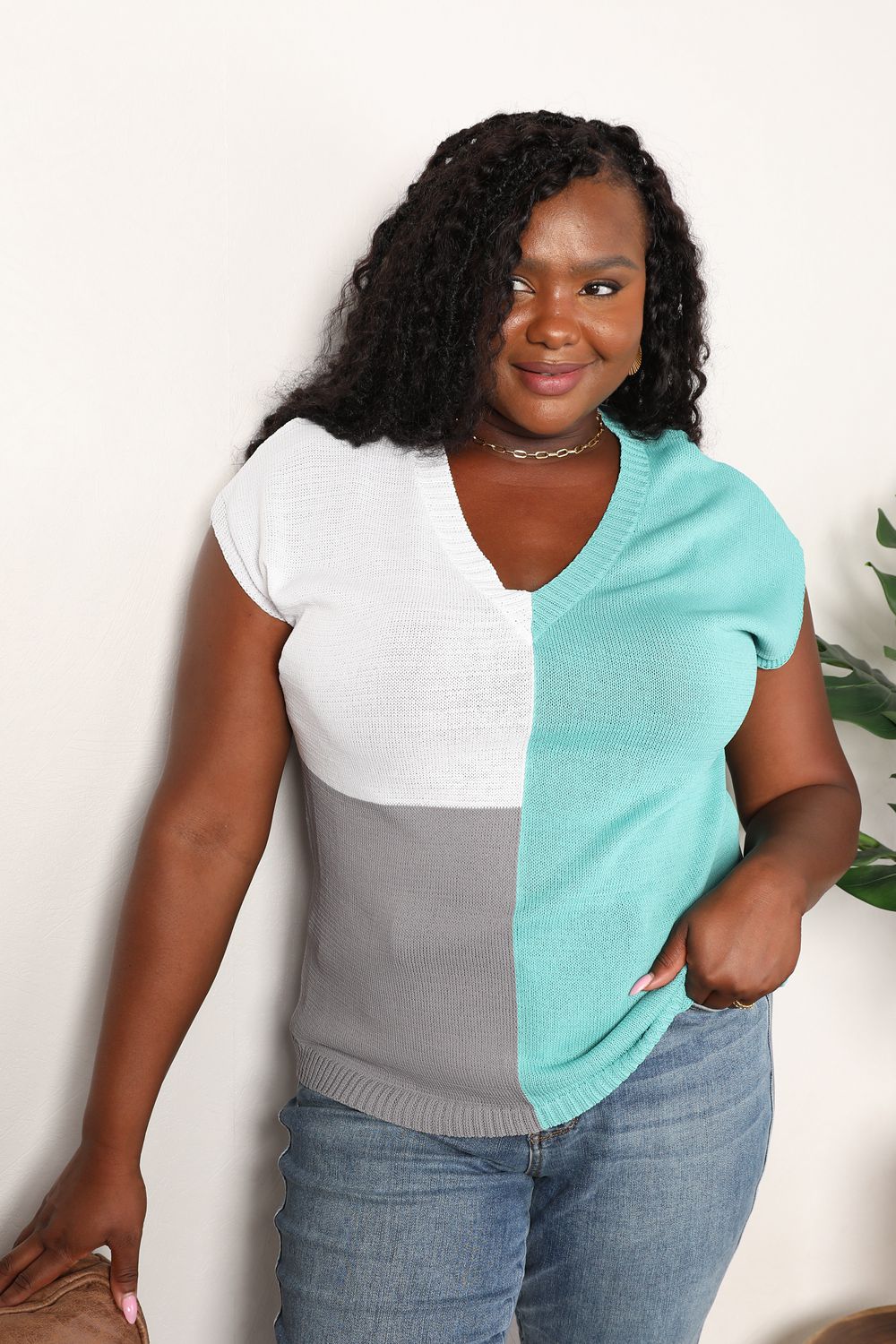 Top de punto con cuello en V y bloques de color