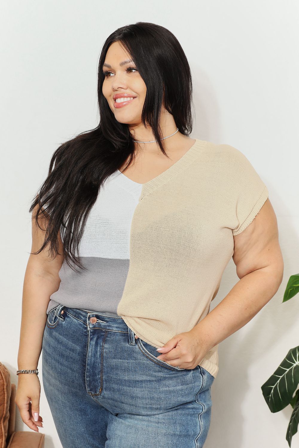 Top de punto con cuello en V y bloques de color